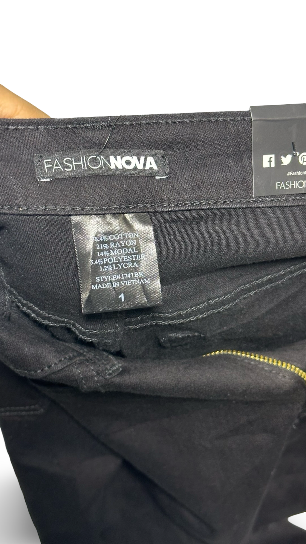 Fashion Nova Women’s Ripped skinny jeans black new with tags